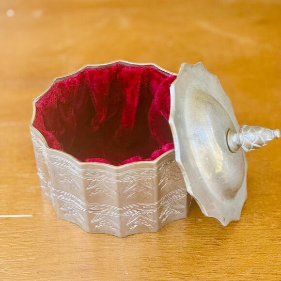 Vintage Silver Plated Etched Lidded Boxes Pair Ornate Scalloped Jewelry Storage - Picture 3 of 7